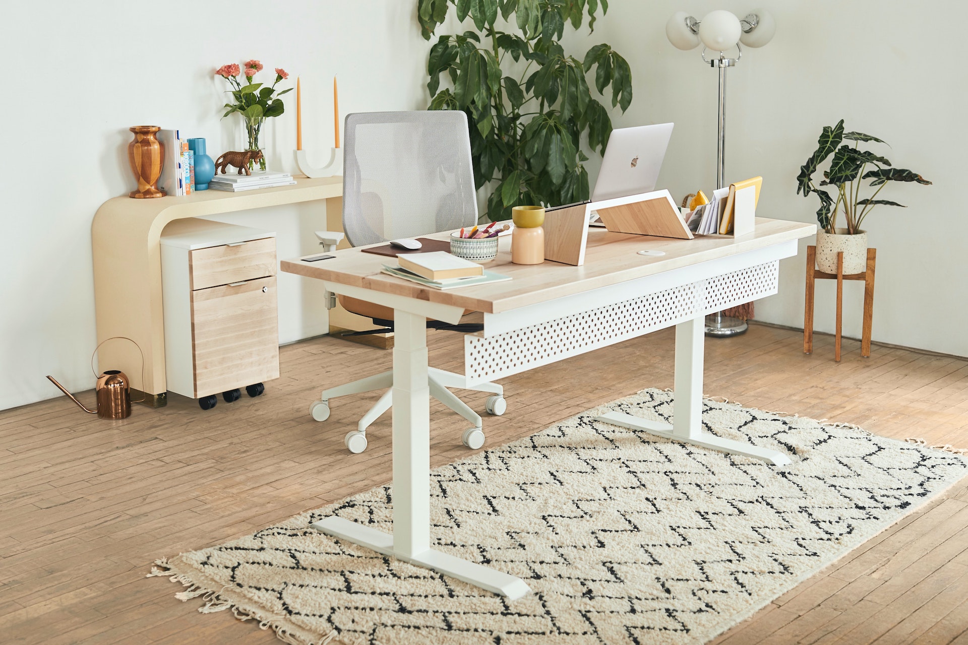 Ergonomie de votre espace de travail : 4 accessoires indispensables pour  votre bureau freelance